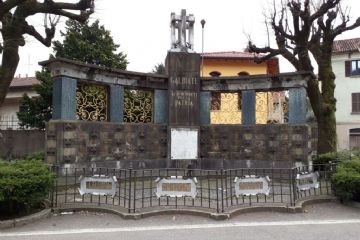 Foto presa dal sito web "https://www.pietredellamemoria.it/pietre/monumento-ai-caduti-per-la-patria-di-galbiate-lecco/"